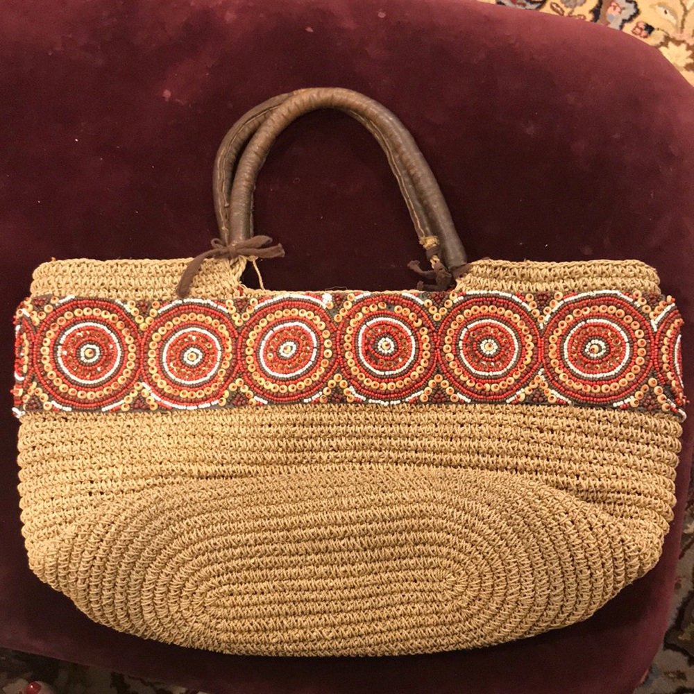 Beach bag in tan color beaded trim